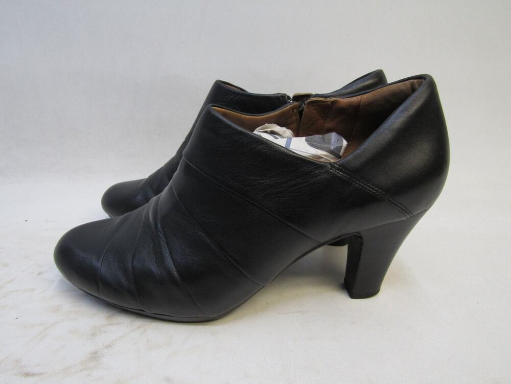 Clarks Artisan Womens Size 10 M Black Leather Zip Ankle Fashion Boots Bootie